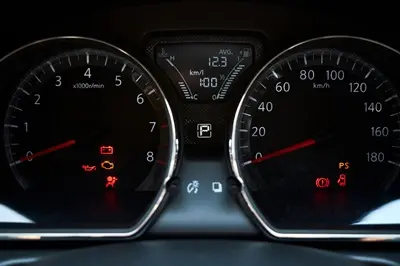 נורת מצבר דולקת